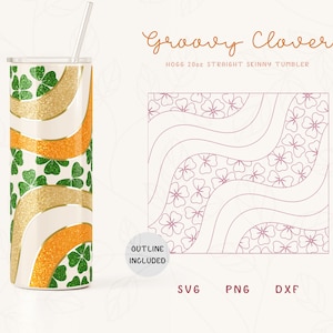Könnte beinhalten: Ein gerader schlanker Becher mit 20 oz Fassungsvermögen mit einem Design aus grünen Kleeblättern und goldenem Glitzer auf weißem Hintergrund mit orangefarbenen Wellenlinien. Das Design heißt "Groovy Clover".