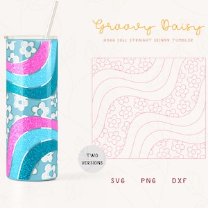 Può includere: Un bicchiere sottile dritto da 20 once con un design a margherita groovy. Il bicchiere presenta uno sfondo azzurro con fiori di margherita bianchi e onde rosa e blu glitterate. Il testo "Groovy Daisy" è in corsivo giallo.