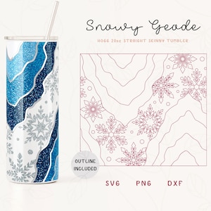 Könnte beinhalten: Ein 20oz gerader schlanker Becher mit einem blauen und weißen Schneegrotten-Design. Das Design zeigt einen weißen Hintergrund mit blauen und silbernen Glitzerakzenten und Schneeflockenmustern. Der Becher wird mit einem Strohhalm gezeigt.