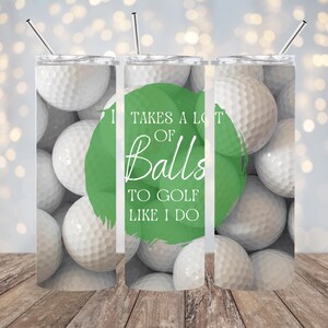 Może przedstawiać: Biały kubek z zielonym kółkiem i tekstem "Trzeba dużo piłek, żeby grać w golfa tak jak ja". Kubek jest otoczony piłkami golfowymi.