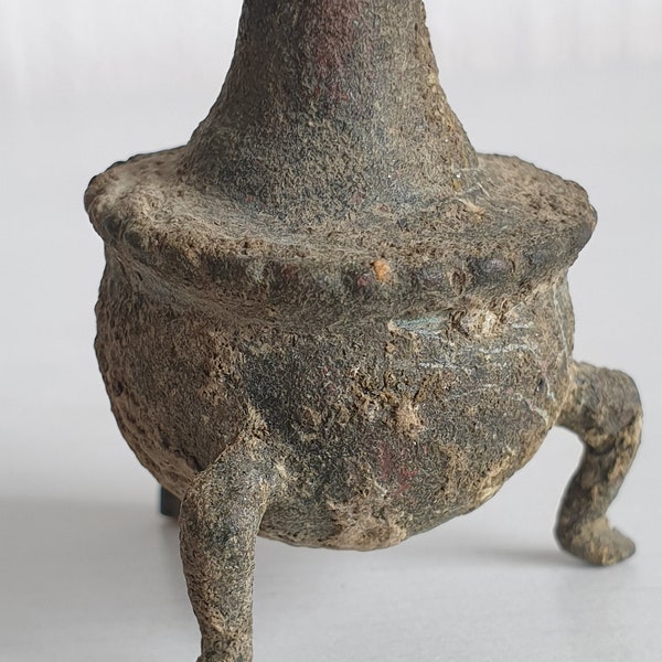 Pot de Kohl en bronze antique avec applicateur 2ème au 1er millénaire avant JC.