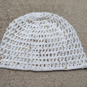 Glitter hat in white colour, disco hat with gold sequins, soft and cosy mesh hat, retro hat, 70s hat, hand-crocheted party cap
