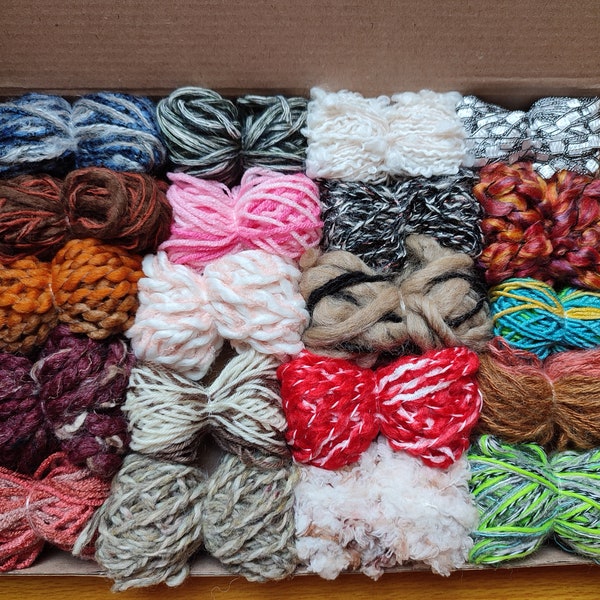 Lot de 20 faisceaux de fils multicolores. Différents poids, types et textures. Pour le tissage et bien plus encore