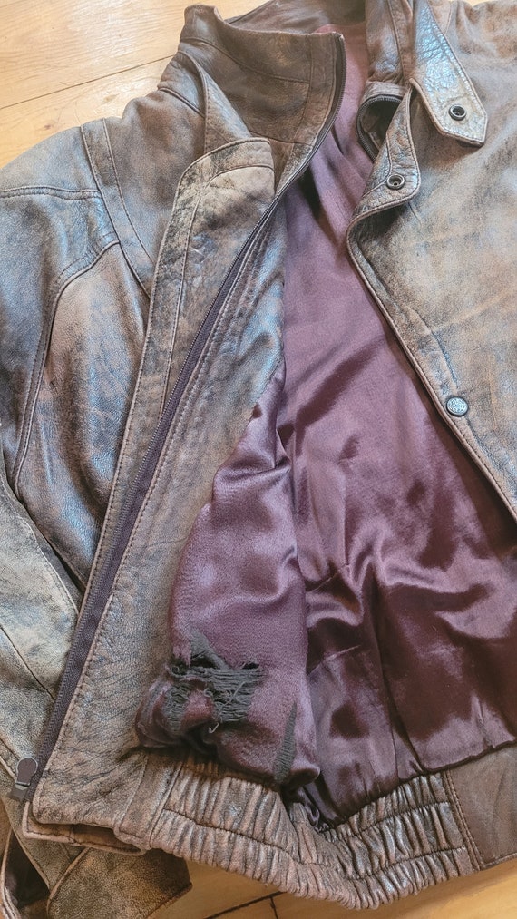 Vintage 1970s brown leather Bomber - well worn re… - image 10