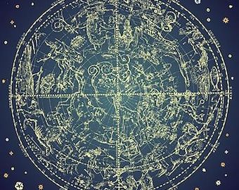 Puede incluir: Un mapa celeste vintage con constelaciones dibujadas en blanco sobre un fondo azul oscuro. El mapa es circular e incluye los nombres de las constelaciones en latín.