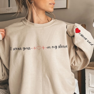 Ich trage IHR Herz auf meinem Ärmel Cardiac Nurse Sweatshirt, mit Cardiac Nurse auf Sleeve, Cardiac Nurse Geschenk, CVICU Nurse Abschlussgeschenk, RN Geschenk
