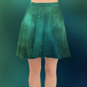 Op de afbeelding: Een groene skaterrok met een galaxy print. De rok heeft een hoge taille en een uitlopende pasvorm.