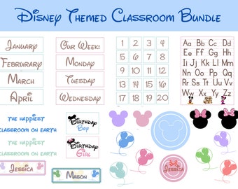 Könnte beinhalten: Ein druckbares Klassenzimmer-Dekorationspaket mit Disney-Thema. Das Paket enthält Alphabettafeln, Zahlenkarten, Kalenderseiten, Geburtstagsschilder und Namensschilder. Die Bilder zeigen Mickey Mouse, Minnie Mouse und andere Disney-Charaktere.