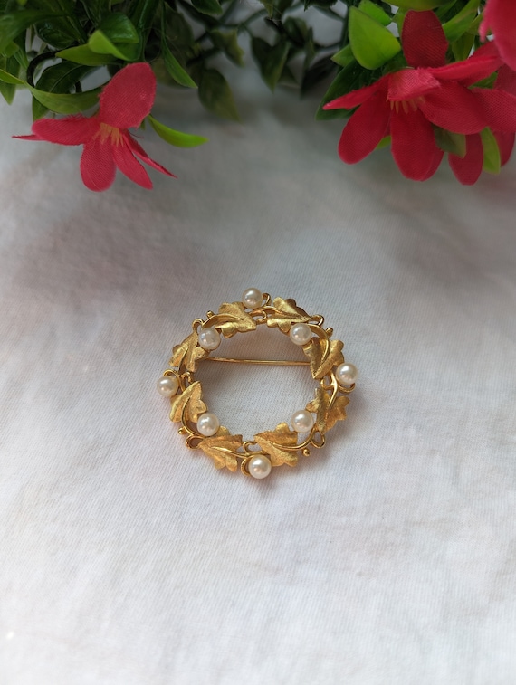 Gold and pearl wreath brooch, Golden wreath brooch