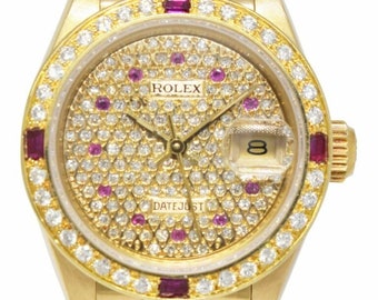 Puede incluir: Un reloj Rolex Datejust de oro con bisel y esfera engastados con diamantes y rubíes. El reloj tiene una correa de oro con diamantes.