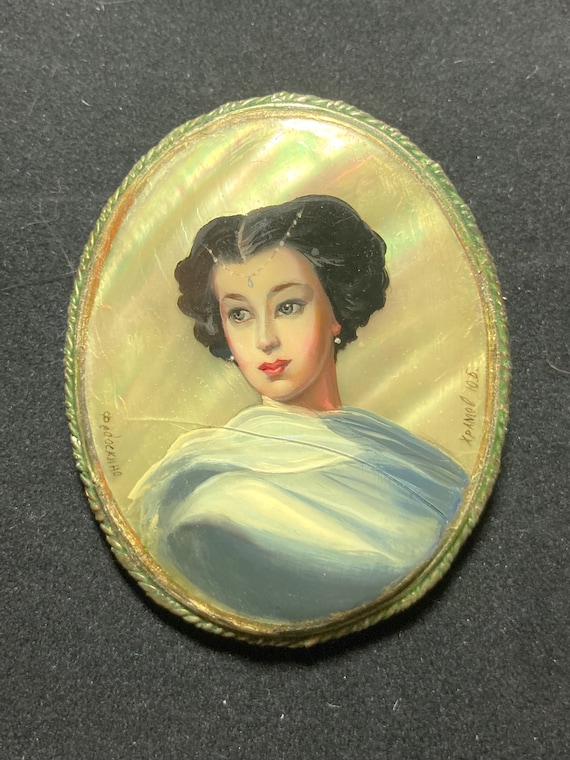 Exquisite Vintage Hand Painted Brooch / Pin (Mothe