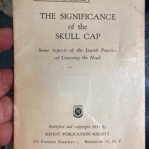 Puede incluir: Un libro vintage titulado "The Significance of the Skull Cap" con el subtítulo "Some Aspects of the Jewish Practice of Covering the Head". El libro fue publicado en 1951 por Kehot Publication Society.
