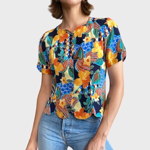 Vintage Floral Print Blouse - Vibrant Short Sleeve Top with Button Closure, Size S/M