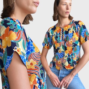 Vintage Floral Print Blouse - Vibrant Short Sleeve Top with Button Closure, Size S/M