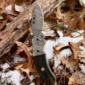 Handcrafted Damascus Steel Pocket Knife with Luxury Leather Sheath – A Stingmarrow Original for Him and Outdoor Adventurers
