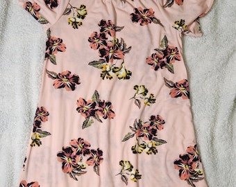 Vestido rosa floral fuera del hombro