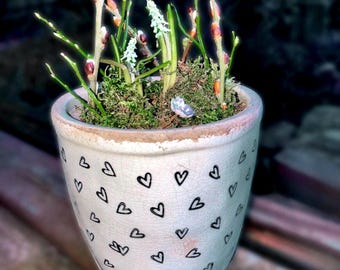 Frische Frühlingsdeko mit Frühblüher und Moos in zauberhaftem Vintage Keramik Blumentopf mit Herzen 13 x 12 cm