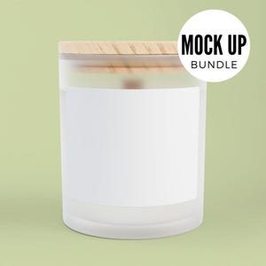 K&ouml;nnte beinhalten: Ein mattes Glas-Kerzengef&auml;&szlig; mit einem Holzdeckel und einem wei&szlig;en Etikett. Das Gef&auml;&szlig; steht auf einer hellgr&uuml;nen Oberfl&auml;che. Der Text "MOCK UP BUNDLE" ist in einem wei&szlig;en Kreis sichtbar.
