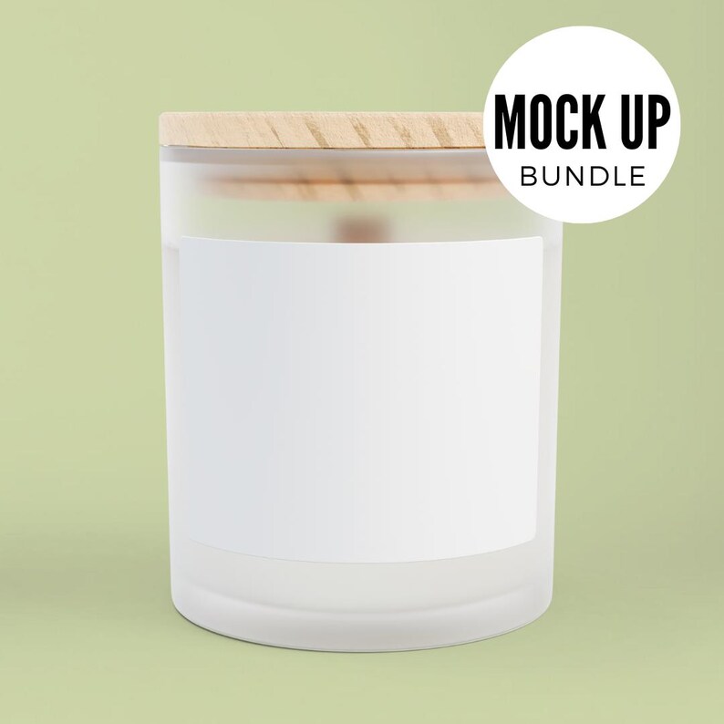 K&ouml;nnte beinhalten: Ein mattes Glas-Kerzengef&auml;&szlig; mit einem Holzdeckel und einem wei&szlig;en Etikett. Das Gef&auml;&szlig; steht auf einer hellgr&uuml;nen Oberfl&auml;che. Der Text "MOCK UP BUNDLE" ist in einem wei&szlig;en Kreis sichtbar.