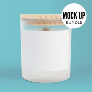K&ouml;nnte beinhalten: Ein klares Glas-Kerzengef&auml;&szlig; mit einem Holzdeckel. Das Gef&auml;&szlig; hat ein wei&szlig;es Etikett mit Platz f&uuml;r Text. Das Gef&auml;&szlig; steht auf einer blauen Oberfl&auml;che.