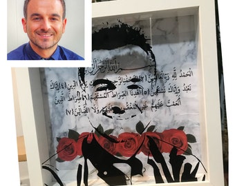Op de afbeelding: Een zwart-wit portret van een persoon met een zwarte achtergrond. Het portret is ingelijst in een wit frame met een marmerachtige achtergrond. De tekst in de afbeelding luidt: "الْحَمْدُ لِلَّهِ وَالْمَالُونَ الحْمَنِ الرَّحِيمِ ك يَوْمَ الدِّينِ ٤٤ إِيَّاكَ نَعْبُدُ وَإِيَّاكَ نَسْتَقِينُ اهْدِنَا الصِّرَاطَ الْمُسْتَقِيمَ صِرَاطَ الَّذِينَ أَنْعَمْتَ عَلَيْهِمْ غَيْرِ الْمَغْضُونَ عَلَيْهِمْ وَلَا الضَّالِّينَ {۷}"