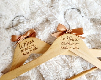 Personalized wooden wedding hanger, wedding decoration, wedding souvenir, personalized engraved hanger, bride and groom hanger, the softness of wood