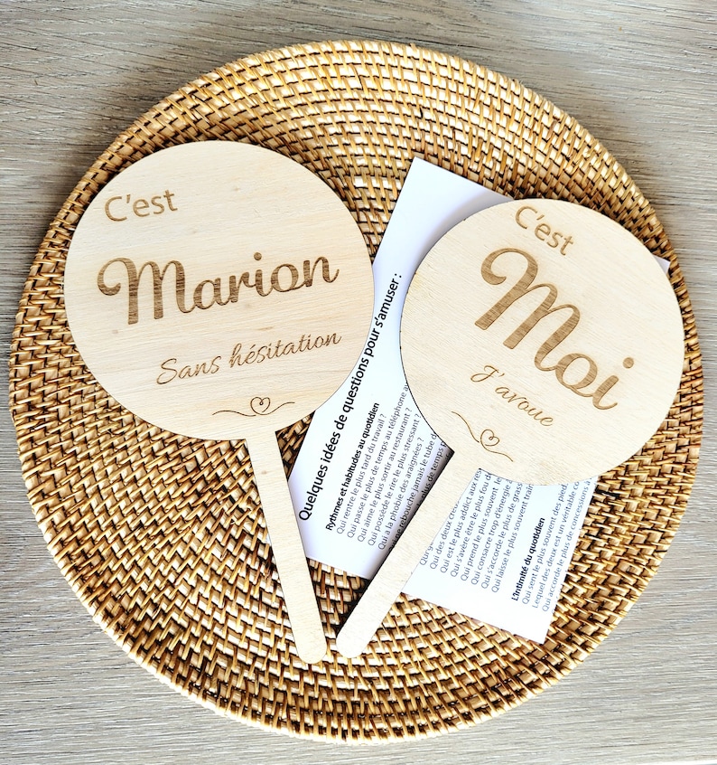 Pancarte lui elle personnalisée avec prénom pour mariage, jeu de carte c'est lui c'est elle en bois, jeu des mariés, la douceur du bois image 3