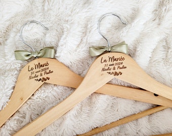 Personalized wooden wedding hanger, wedding decoration, wedding souvenir, personalized engraved hanger, bride and groom hanger, the softness of wood