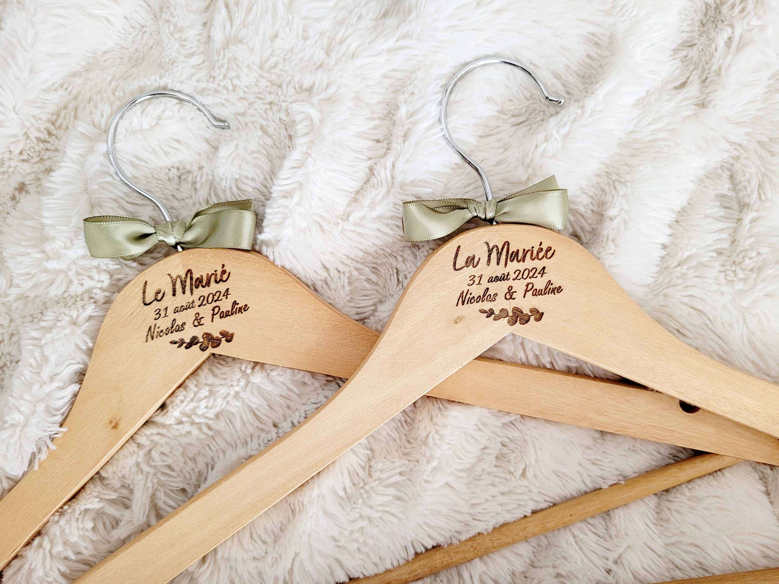 Cintre en bois gravé personnalisé pour mariage et événements