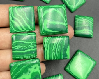 Op de afbeelding: Een verzameling vierkante en rechthoekige malachiet edelstenen. De stenen zijn heldergroen met wervelende patronen van lichter groen, waardoor een natuurlijk, gemarmerd effect ontstaat. De edelstenen zijn gepolijst en hebben een gladde, glanzende afwerking.