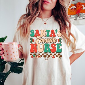 Comfort Colors® julklapp till jultomtens favoritsjuksköterska, jultomtens sjukskötersketröja, sjuksköterskejulklapp, sjuksköterskelivsvibbar jul bild 1