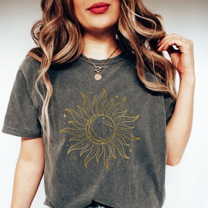 Camisa retrô dourada lua e sol, camisa celestial lua, camisa amante da lua, camisa boho lua, camisa astronomia, camisa amante do espaço, camisa astrologia