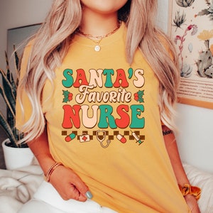 Comfort Colors® julklapp till jultomtens favoritsjuksköterska, jultomtens sjukskötersketröja, sjuksköterskejulklapp, sjuksköterskelivsvibbar jul bild 2