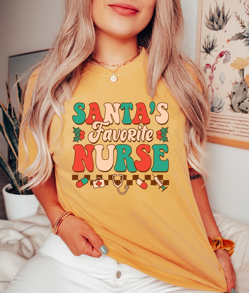 Comfort Colors® julklapp till jultomtens favoritsjuksköterska, jultomtens sjukskötersketröja, sjuksköterskejulklapp, sjuksköterskelivsvibbar jul bild 2