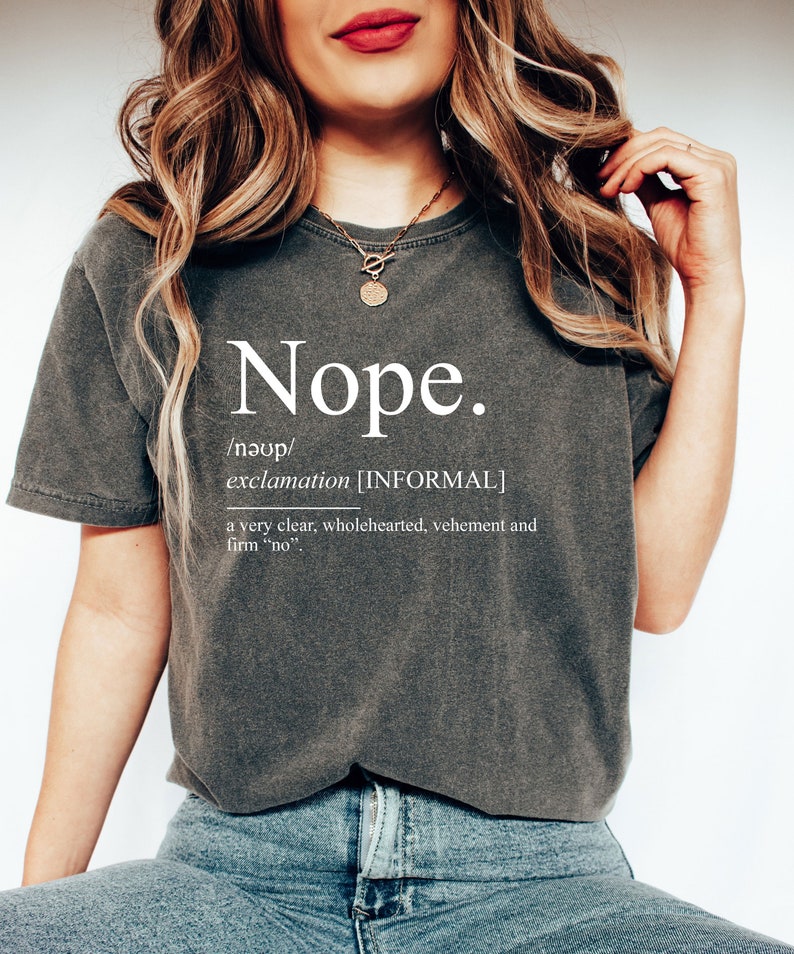 Comfort Colors® Nope Shirt Geschenk für Familientreffen, sarkastisches No Shirt, introvertierter Freund Geschenk T-Shirt, genervte Kleidung, Nope Definition T-Shirt Bild 1