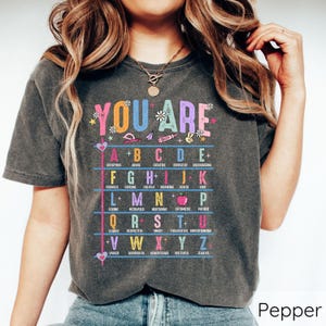 Camiseta do professor do alfabeto You Are, camisetas de volta às aulas, camiseta de afirmação do professor, presente de agradecimento ao professor, camiseta engraçada do alfabeto do professor