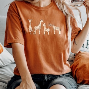 Comfort Colors® giraffskjorta present till djurälskare, safariskjorta, naturälskarskjorta, djurtryckskjorta, zooskjorta, giraffälskarskjorta bild 5
