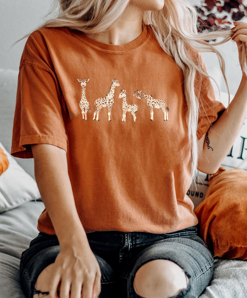 Comfort Colors® giraffskjorta present till djurälskare, safariskjorta, naturälskarskjorta, djurtryckskjorta, zooskjorta, giraffälskarskjorta bild 5