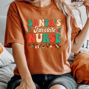 Comfort Colors® julklapp till jultomtens favoritsjuksköterska, jultomtens sjukskötersketröja, sjuksköterskejulklapp, sjuksköterskelivsvibbar jul bild 5