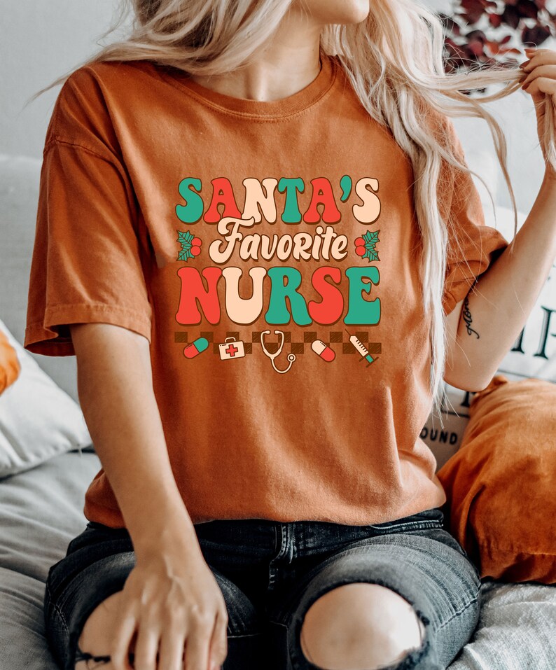 Comfort Colors® julklapp till jultomtens favoritsjuksköterska, jultomtens sjukskötersketröja, sjuksköterskejulklapp, sjuksköterskelivsvibbar jul bild 5