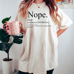 Comfort Colors® Nope Shirt Geschenk für Familientreffen, sarkastisches No Shirt, introvertierter Freund Geschenk T-Shirt, genervte Kleidung, Nope Definition T-Shirt Bild 5