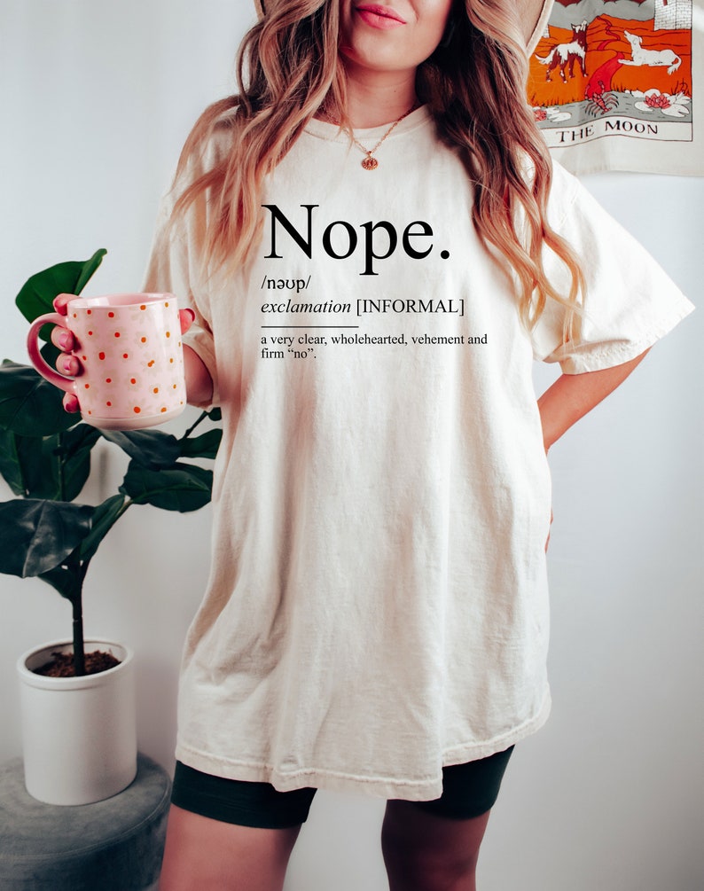 Comfort Colors® Nope Shirt Geschenk für Familientreffen, sarkastisches No Shirt, introvertierter Freund Geschenk T-Shirt, genervte Kleidung, Nope Definition T-Shirt Bild 5