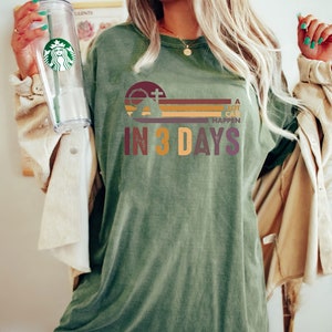 Może przedstawiać: Zielony T-shirt z retro grafiką przedstawiającą krzyż, koronę cierniową i tekst "A lot can happen in 3 days".