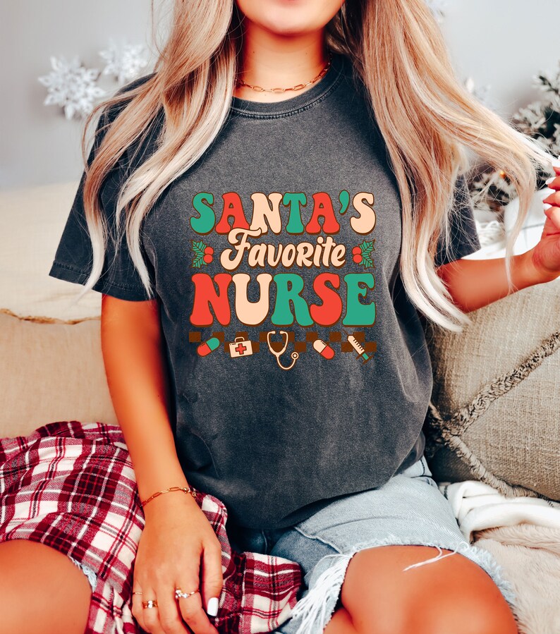 Comfort Colors® julklapp till jultomtens favoritsjuksköterska, jultomtens sjukskötersketröja, sjuksköterskejulklapp, sjuksköterskelivsvibbar jul bild 4