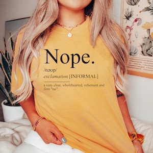 Comfort Colors® Nope Shirt Geschenk für Familientreffen, sarkastisches No Shirt, introvertierter Freund Geschenk T-Shirt, genervte Kleidung, Nope Definition T-Shirt Bild 2