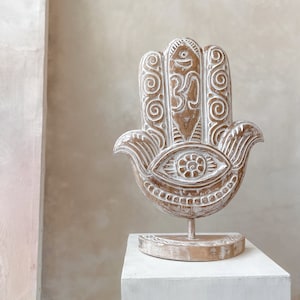 Mano de Fátima (Hamsa) decorativa de pie, hecha a mano, madera exótica, símbolo bohemio de protección y energía positiva. FÁTIMA