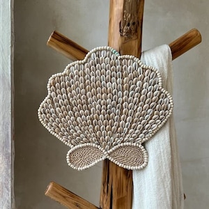 Handgjord boho snäckskaldekoration, unik väggbonad med kauri, handgjord vit dekor, strandhemsatmosfär KAURI
