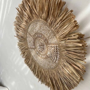 Tenture murale Boho fabriquée à la main - Coquille de cauri naturelle et décor en raphia pour une touche bohème unique, décoration de maison faite à la main ABU