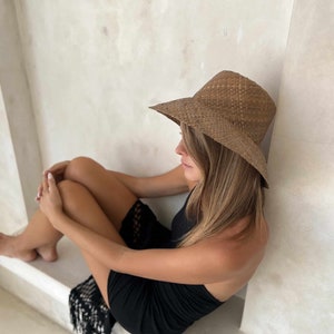 Sombrero de cubo de paja marrón, protección solar de playa de verano, accesorio hecho a mano balinés, sombrero de paja natural, sombrero estilo boho BUCKET
