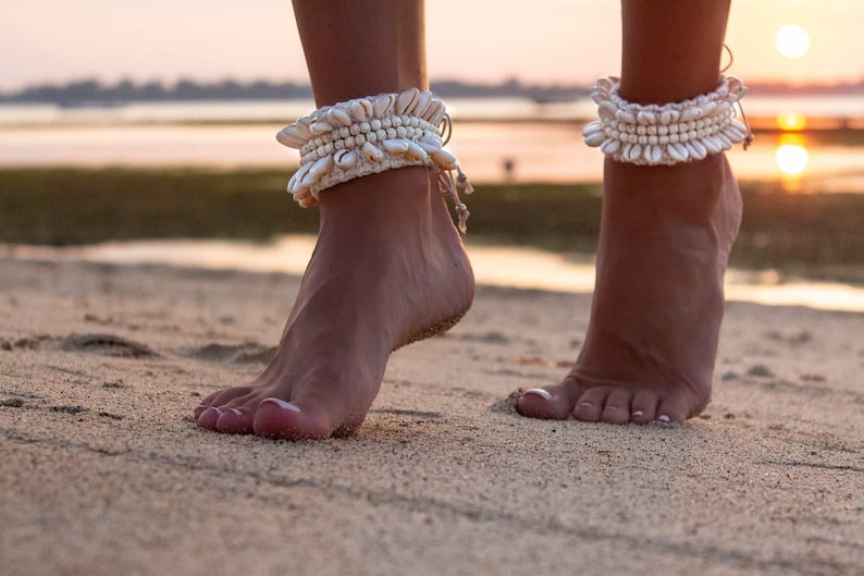Cowrie Shell Ankle Bracelet, Boho Seashell Anklet, Bohemian Summer Anklet, Beaded Anklet, Boho Beach Anklet Natural image 2